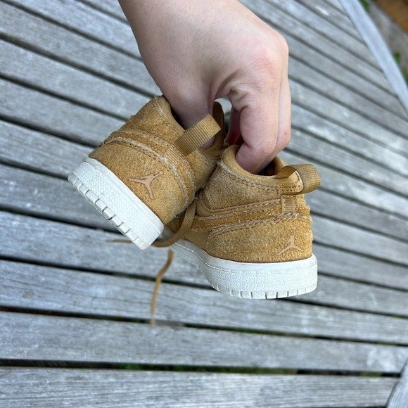 Jordan Retro 1 Mid BP Golden Harvest/Sail‎ Youth Size 8C - Picture 5 of 8